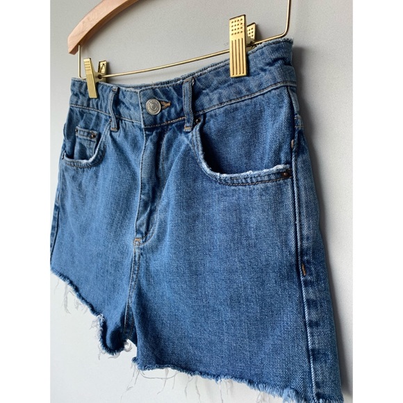 XS, TOPSHOP, blue denim MOM shorts with raw hem - Picture 2 of 8